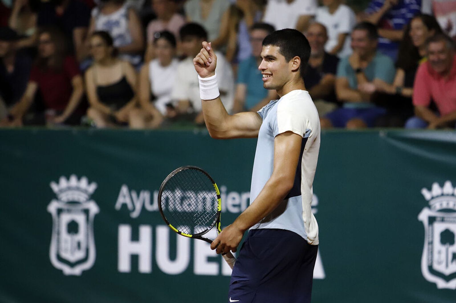 Carlos Alcaraz, durante la semifinal ante Pablo Andújar en Huelva.
