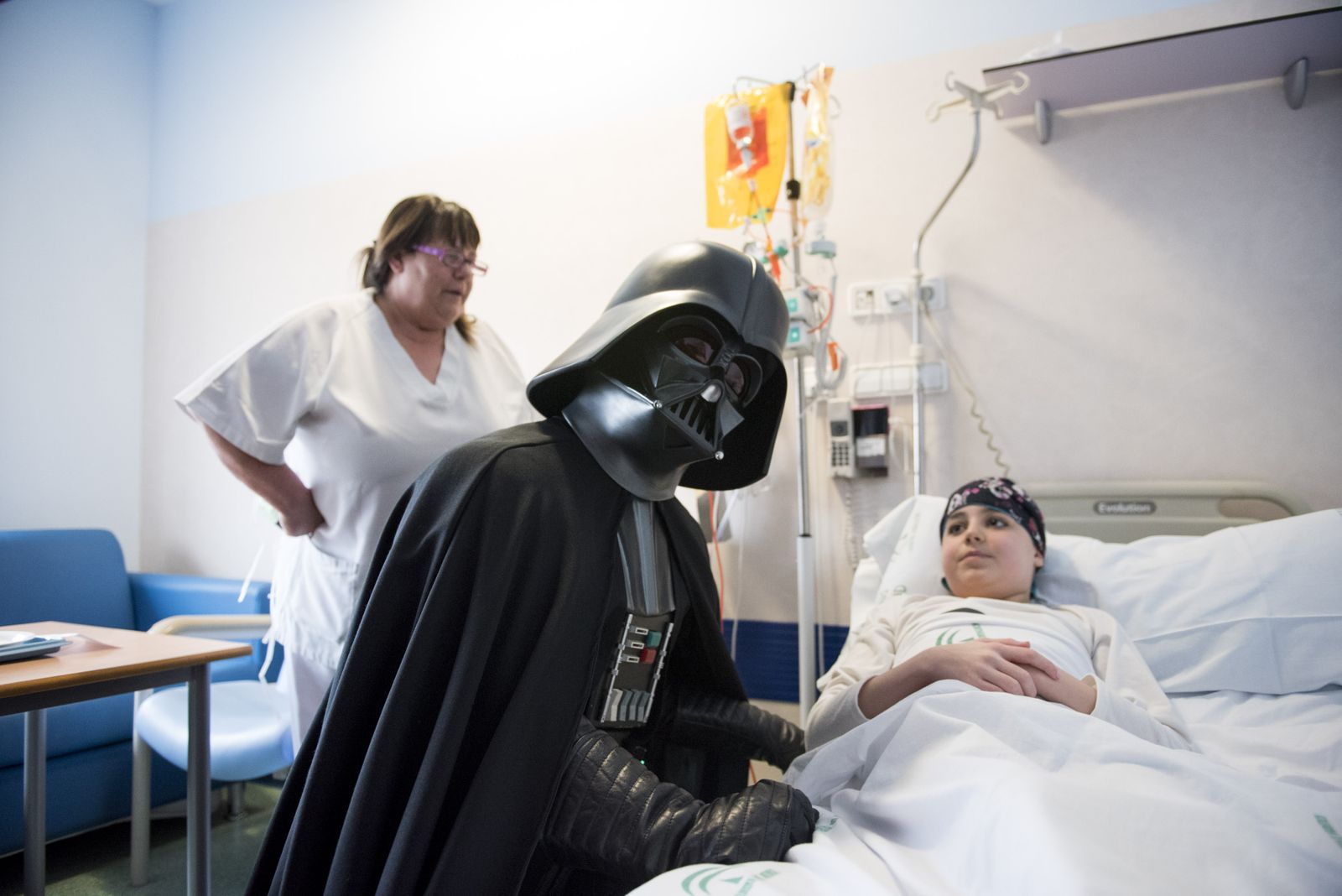 La visita de la Legión 501 de 'Star Wars' al Hospital Materno Infantil de Granada, en imágenes