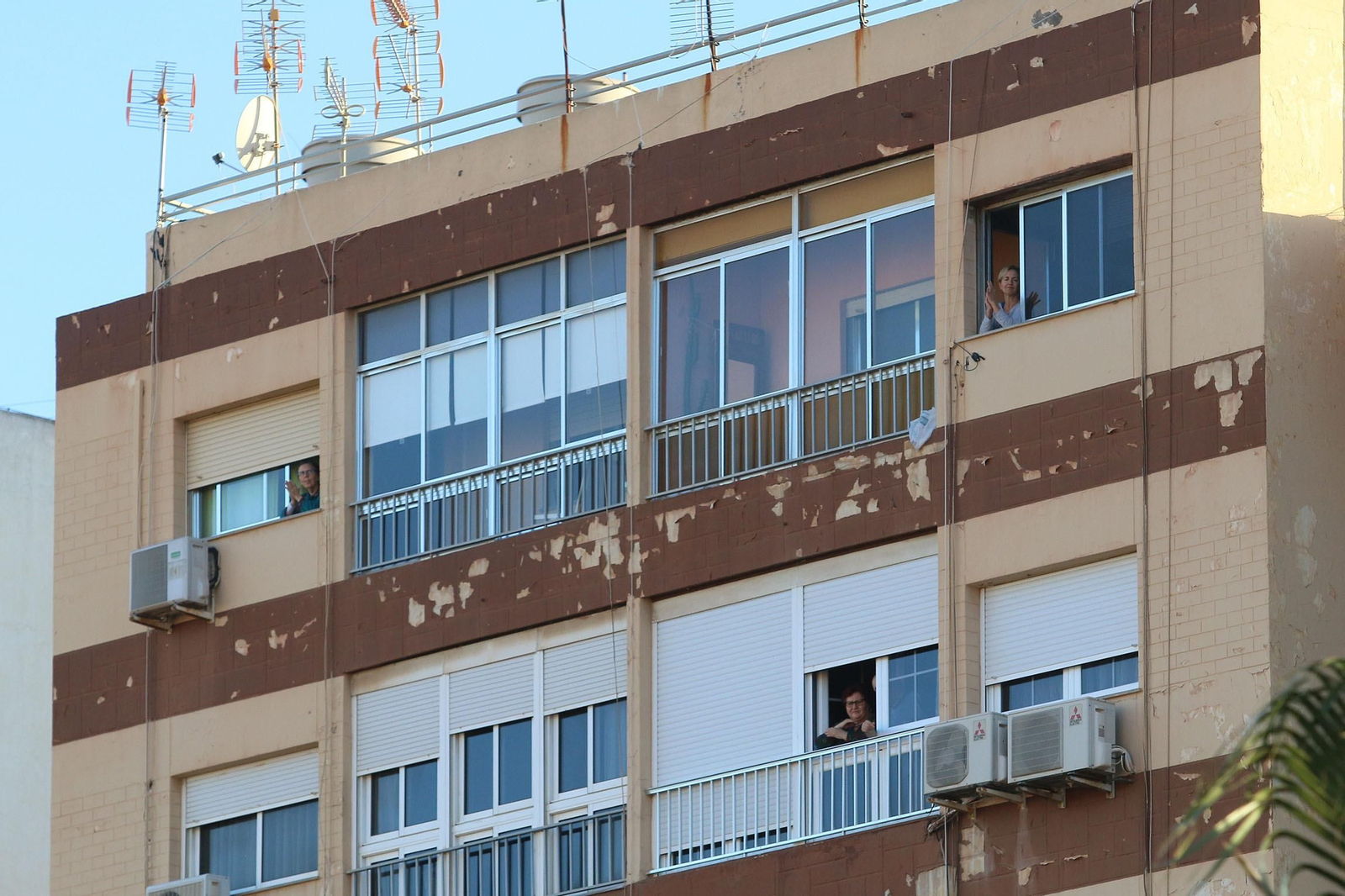Fotogalería del aplauso de las ocho de la tarde de este lunes 20 de abril