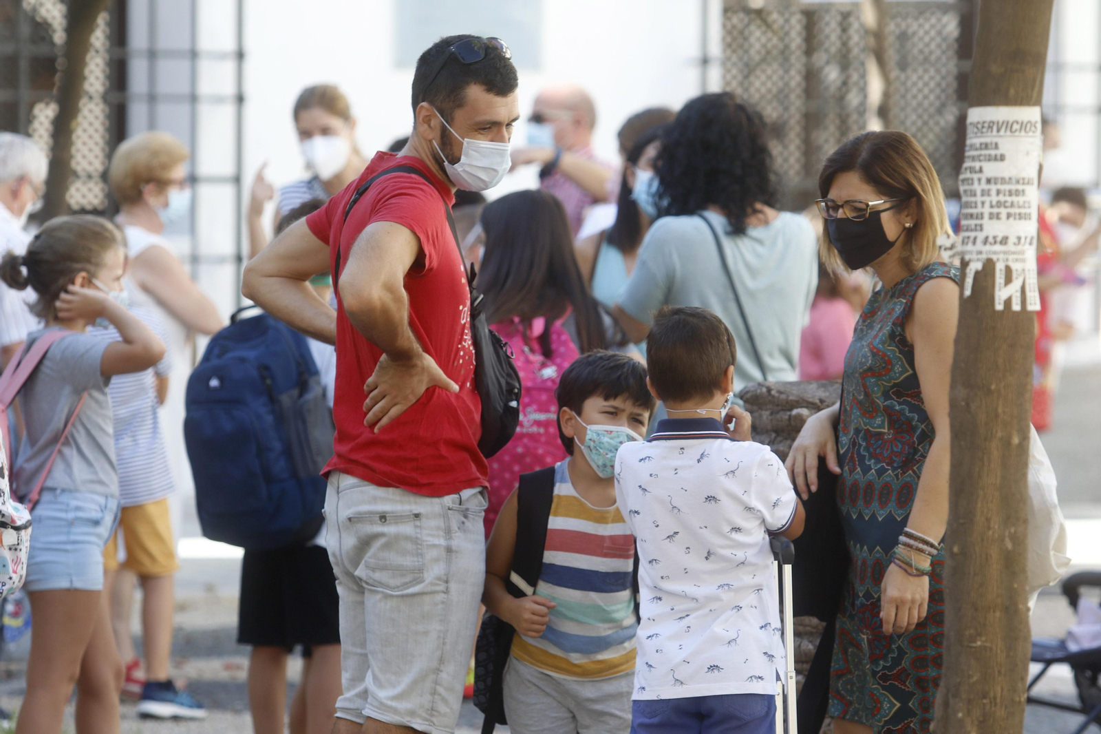 Familias durante la vuelta al cole, el pasado jueves. Familias durante la vuelta al cole, el pasado jueves.