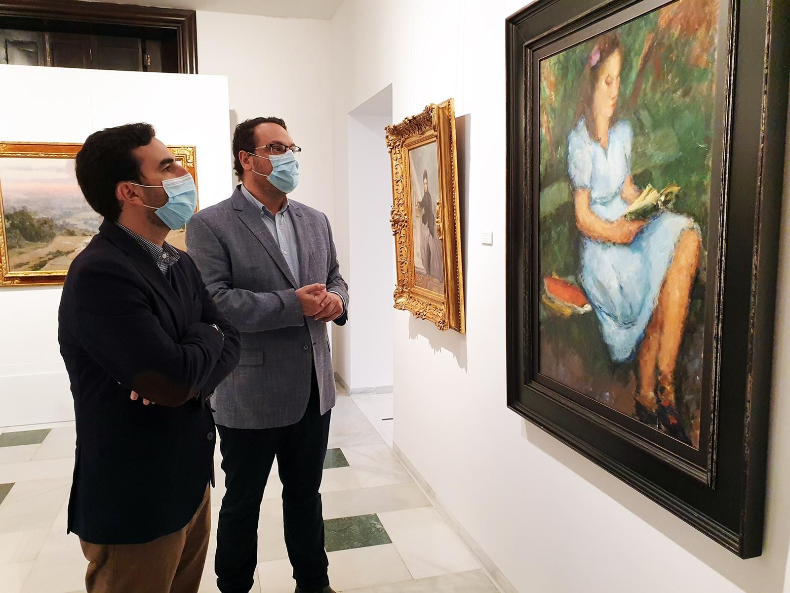 Carlos Sánchez y Juan Manuel Martín Robles viendo una obra de Arte catalán.