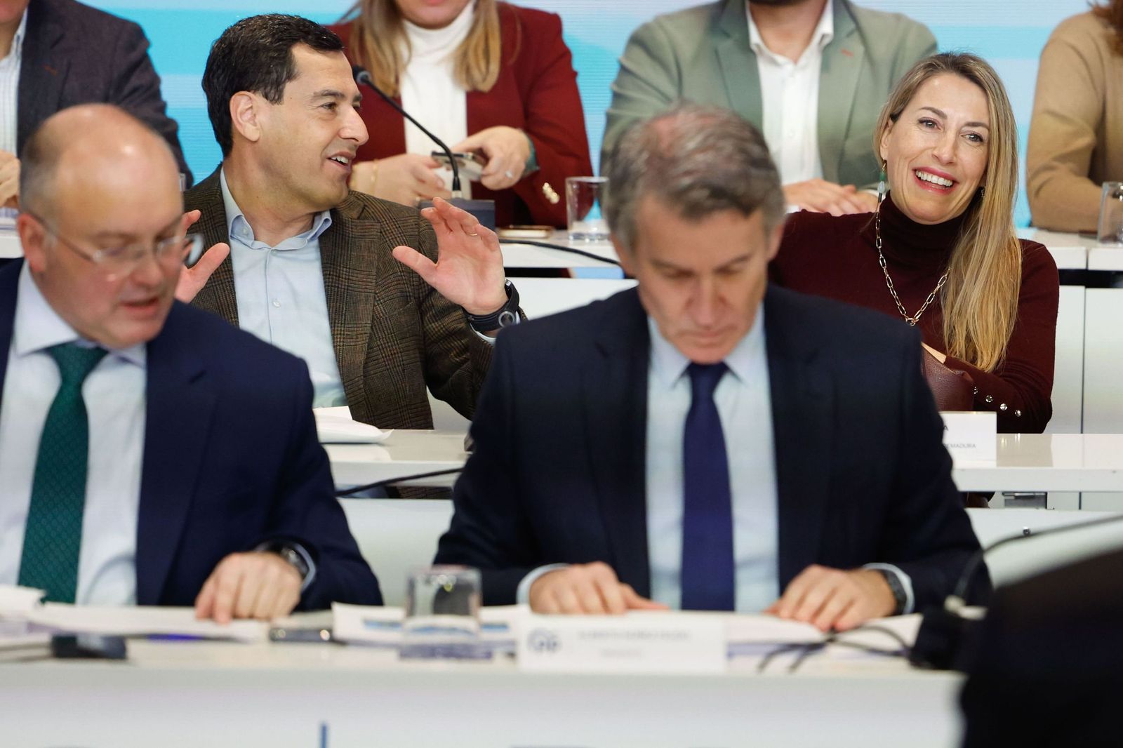 Moreno comenta con María Guardiola durante la celebración de la Junta Directiva Nacional del PP.