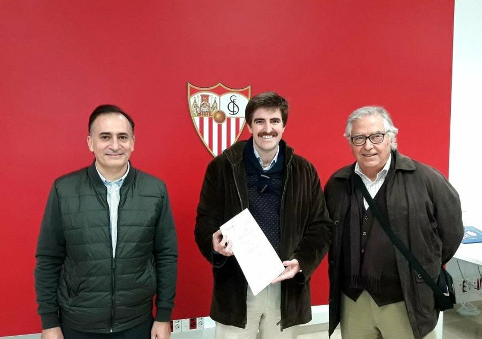 Moisés Sampedro, presidente de Accionistas Unidos, con el vicepresidente Francisco González y el vocal Pedro de Seras.