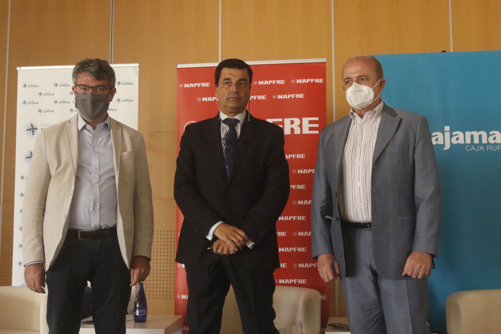 Álvaro Nadal y Miguel Sebastián, protegidos con mascarilla, antes de su ponencia.