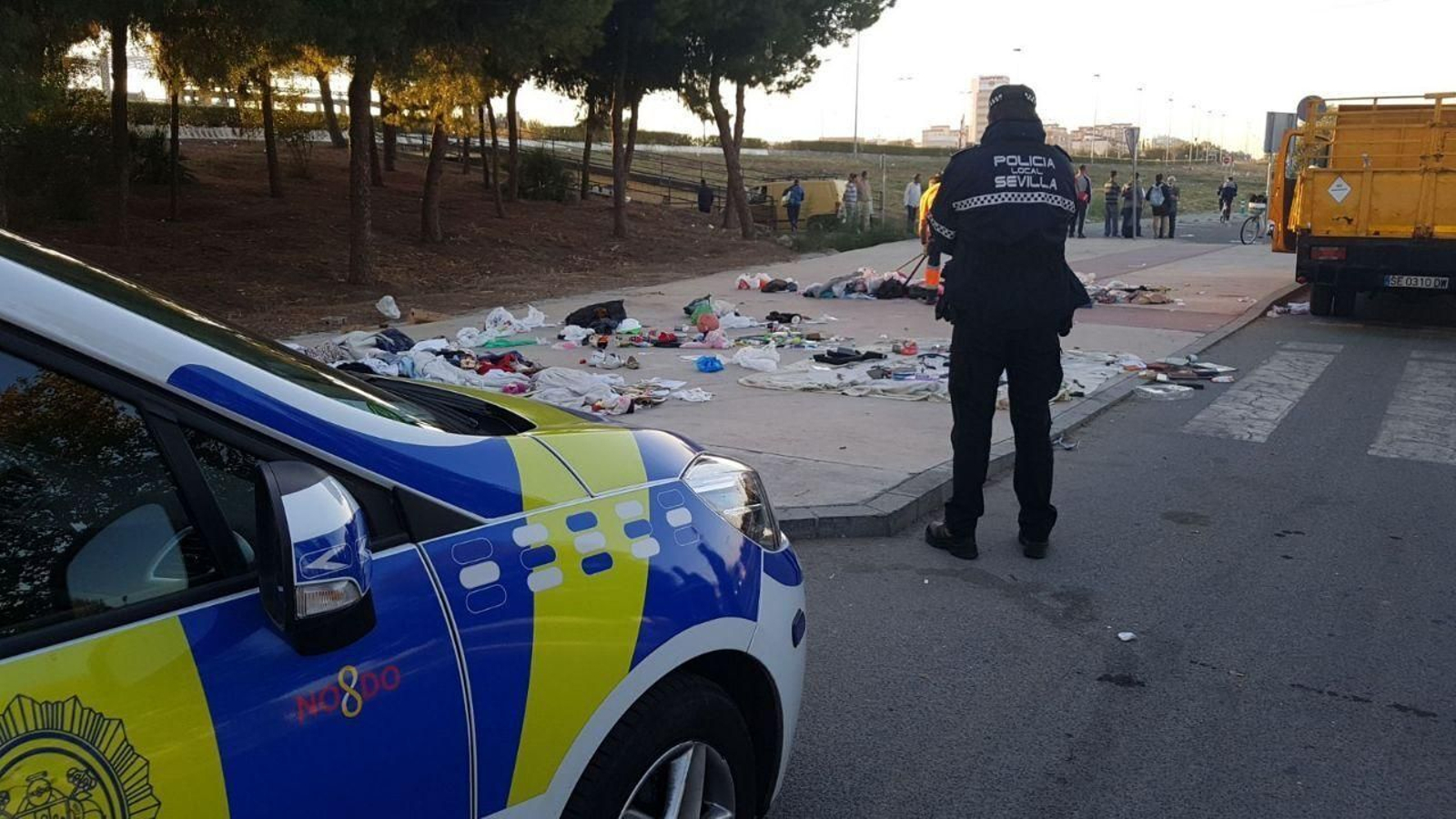 Un patrullero de la Policía Local en el mercadillo del Charco de la Pava en 2017.