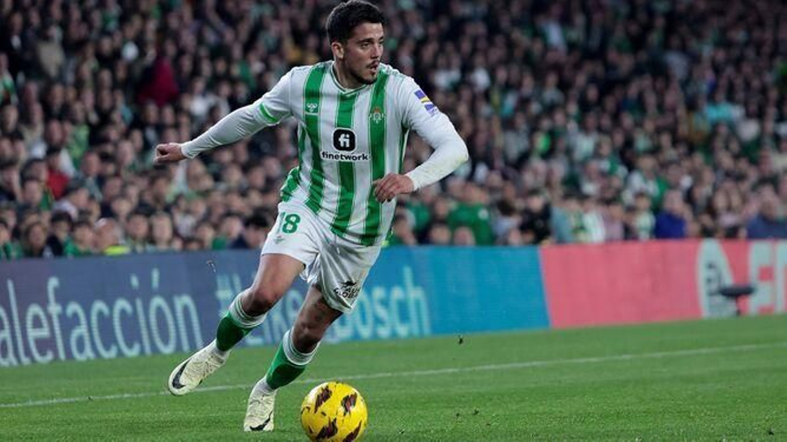 Pablo Fornals avanza con el balón en el partido contra el Getafe.