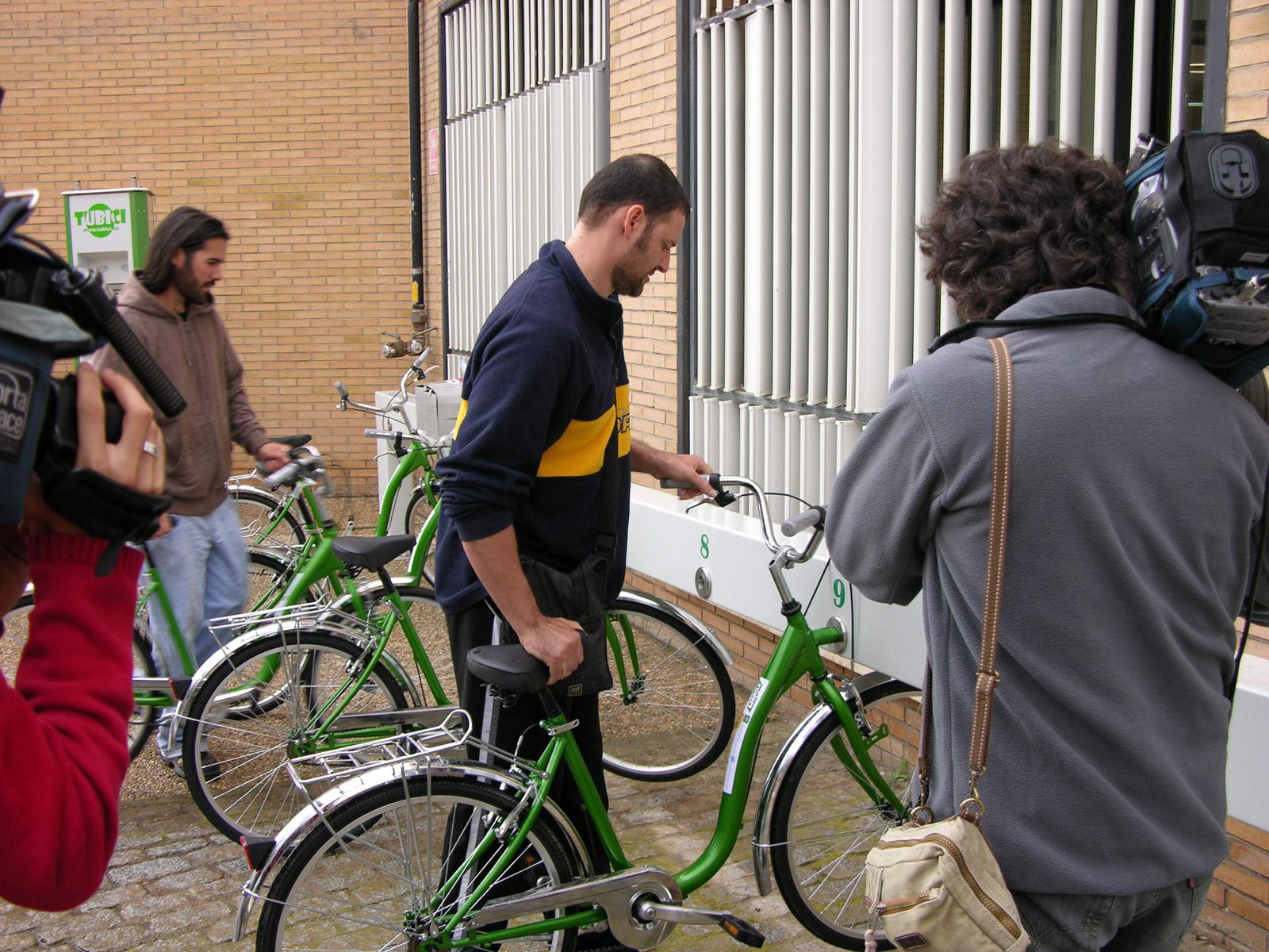 Usuario de bicicleta en la UAL.