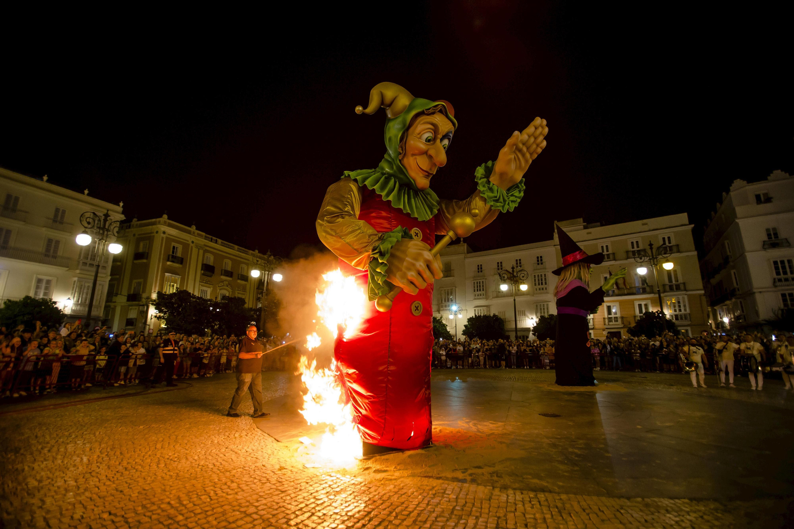Noche de San Juan en Cádiz: Imágenes de la quema de los juanillos