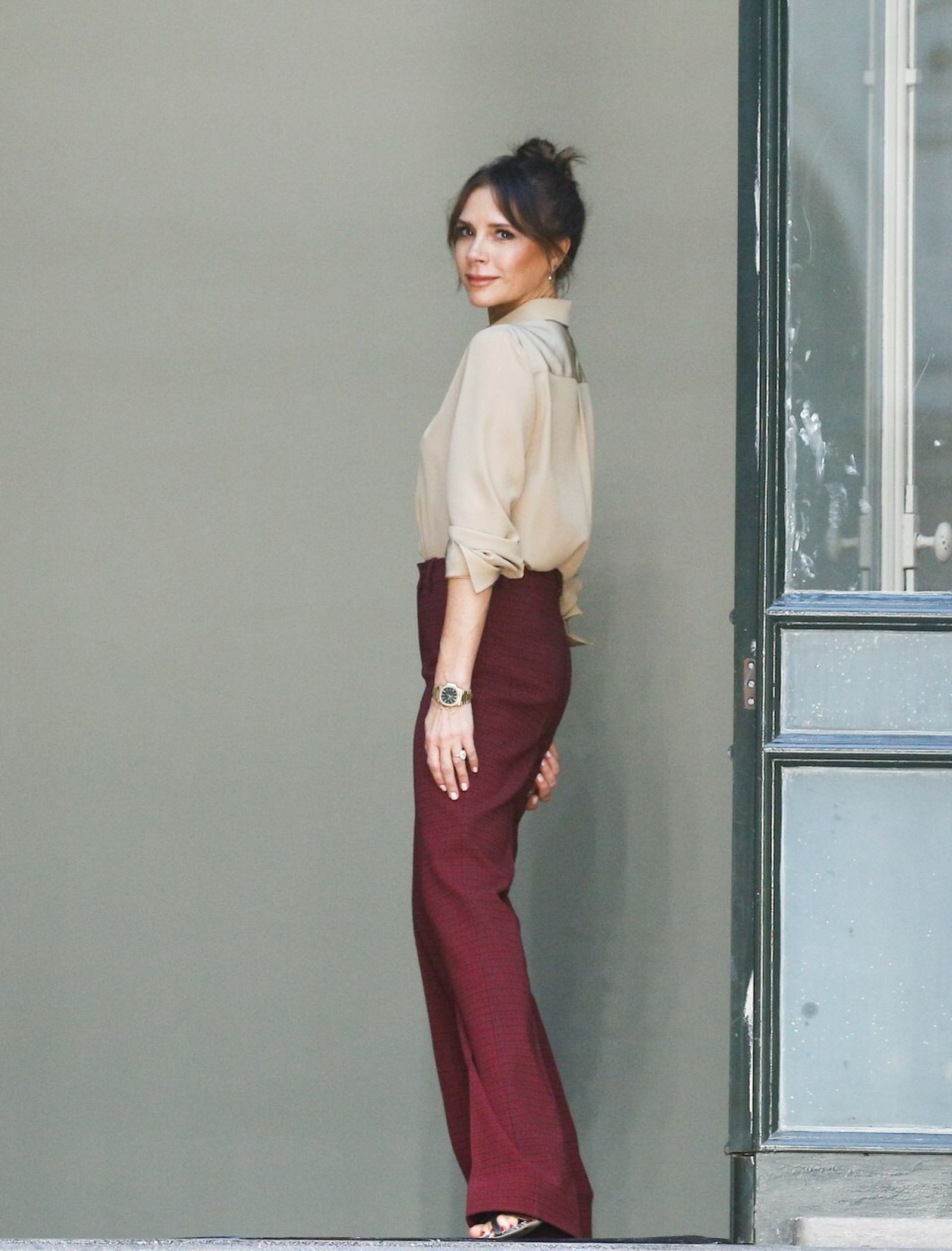 Victoria Beckham, saludando tras su pase en Londres.