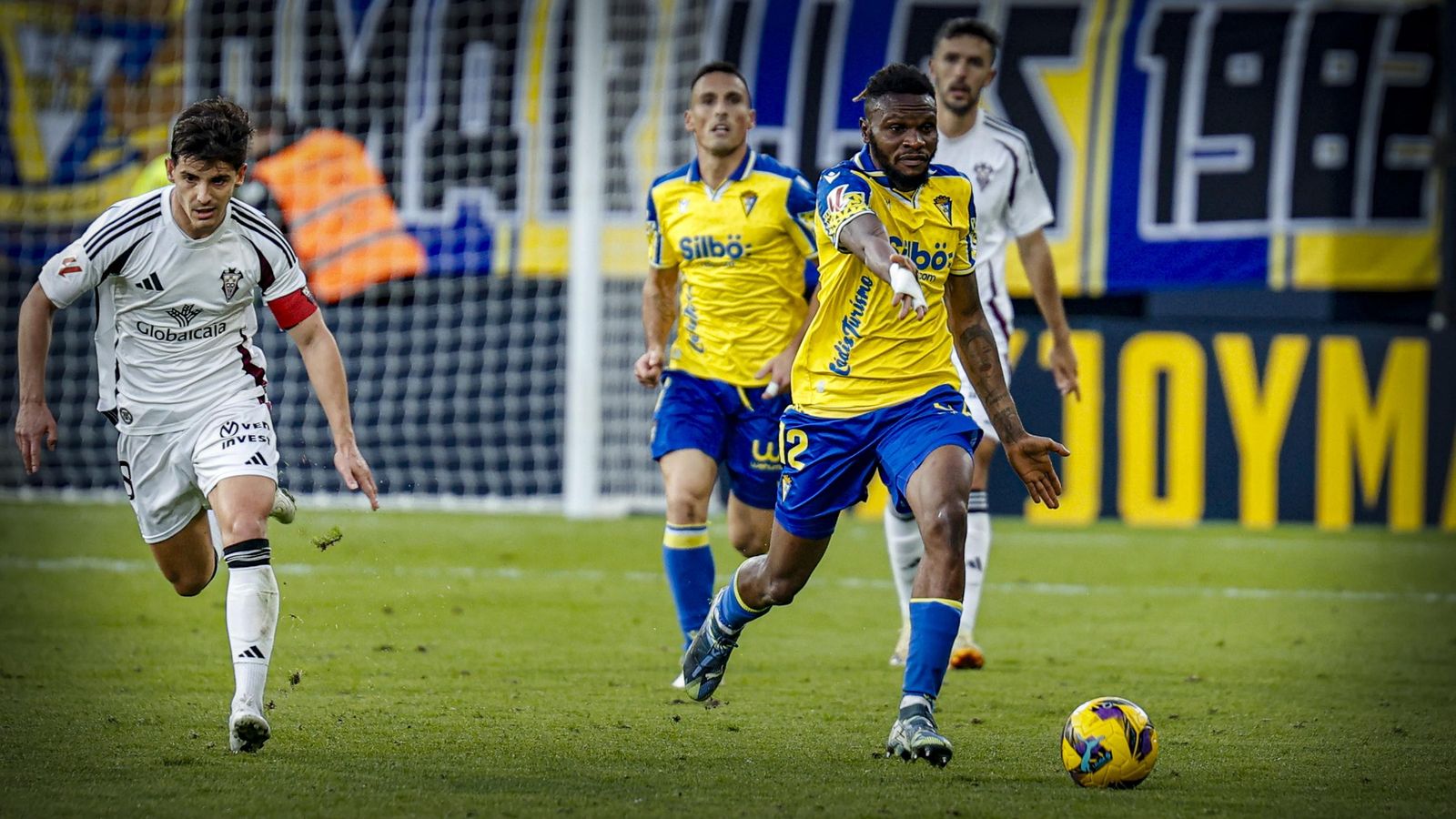 Búscate entre las fotos del partido de fútbol Cádiz CF - Albacete Balompié