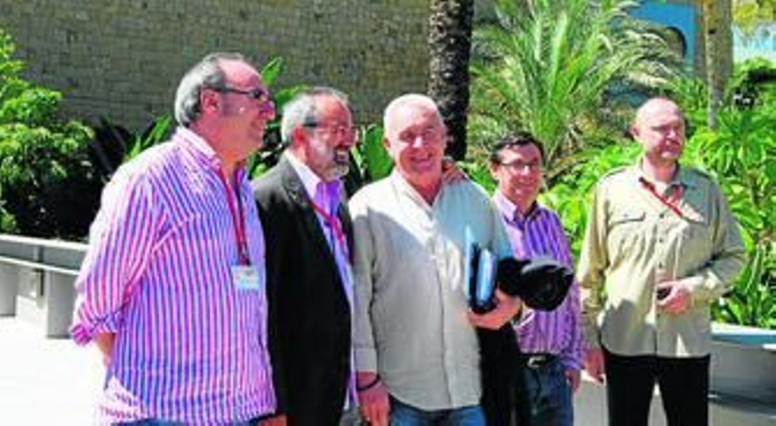 Cayo Lara, en el centro de la imagen, ayer, en Mijas.