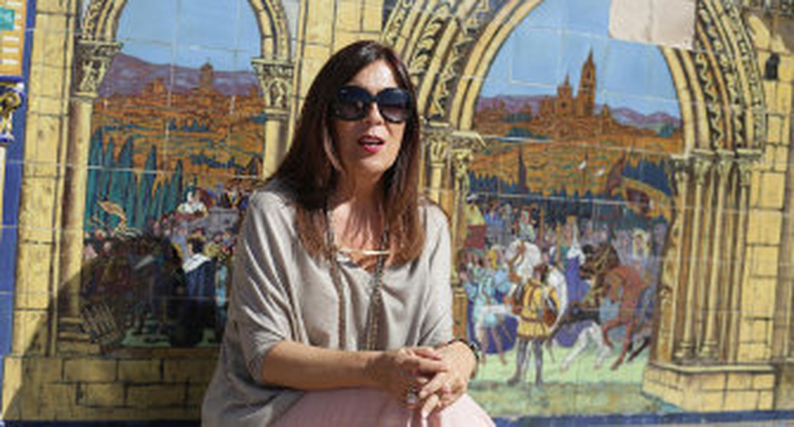 Esther Martín, junto al episodio en el que Isabel la Católica fue coronada reina en Segovia. / M. J. López