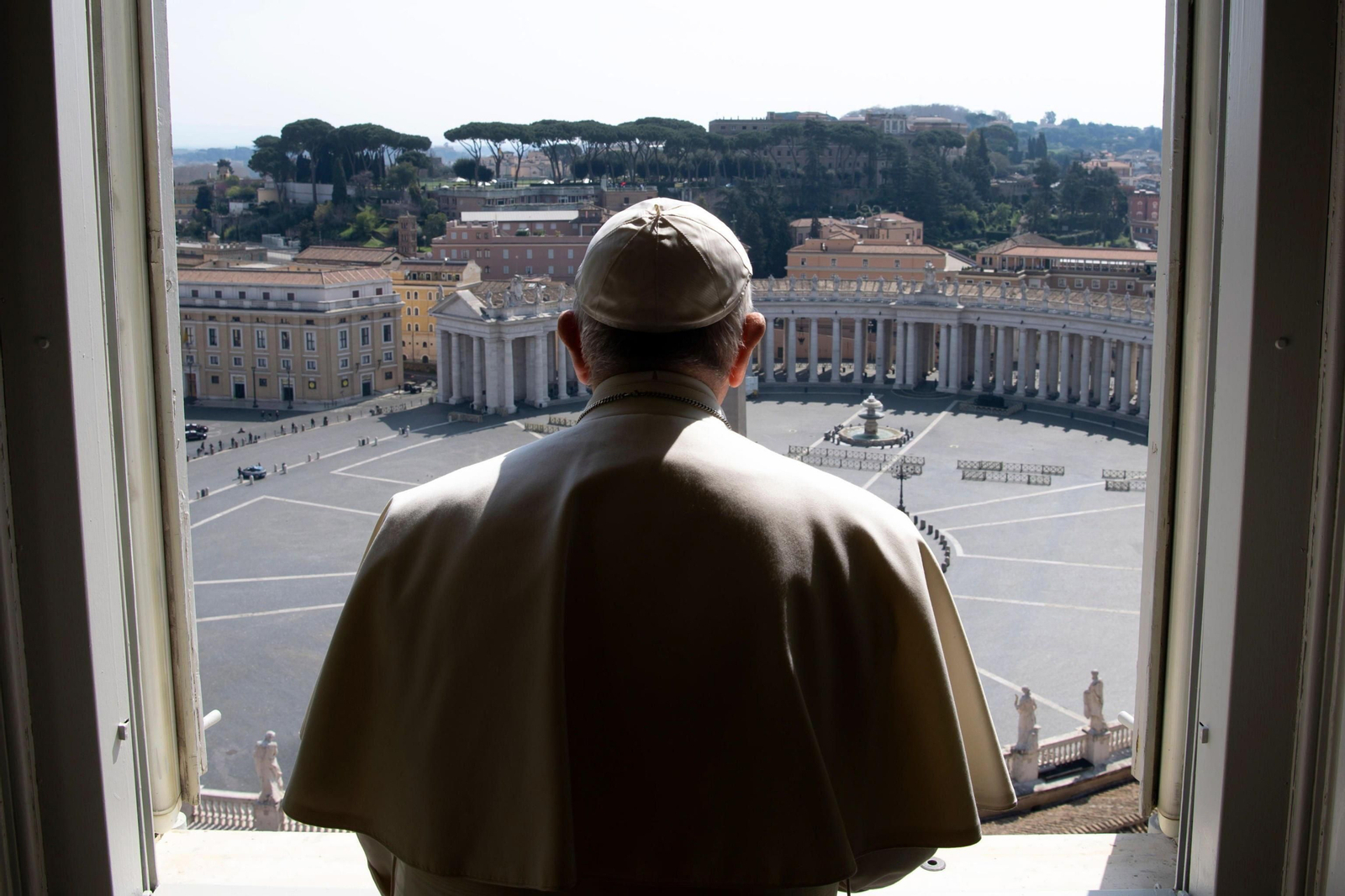 Vaticano: El Papa observa una Plaza de San Pedro sin gente.
