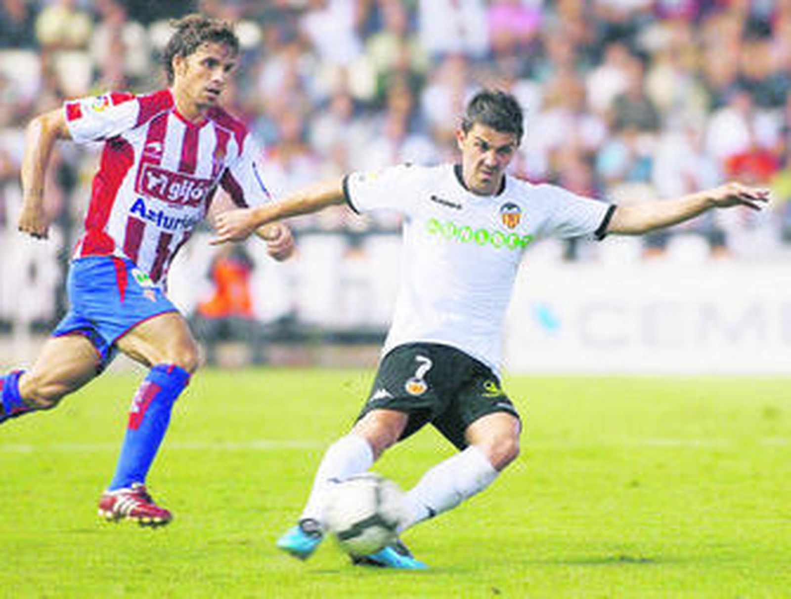 Villa golpea el balón ante la mirada de Rivera.