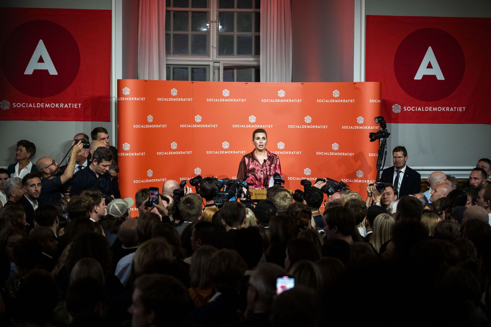 La primera ministra danesa, Mette Frederiksen, ofrece un discurso la noche electoral.