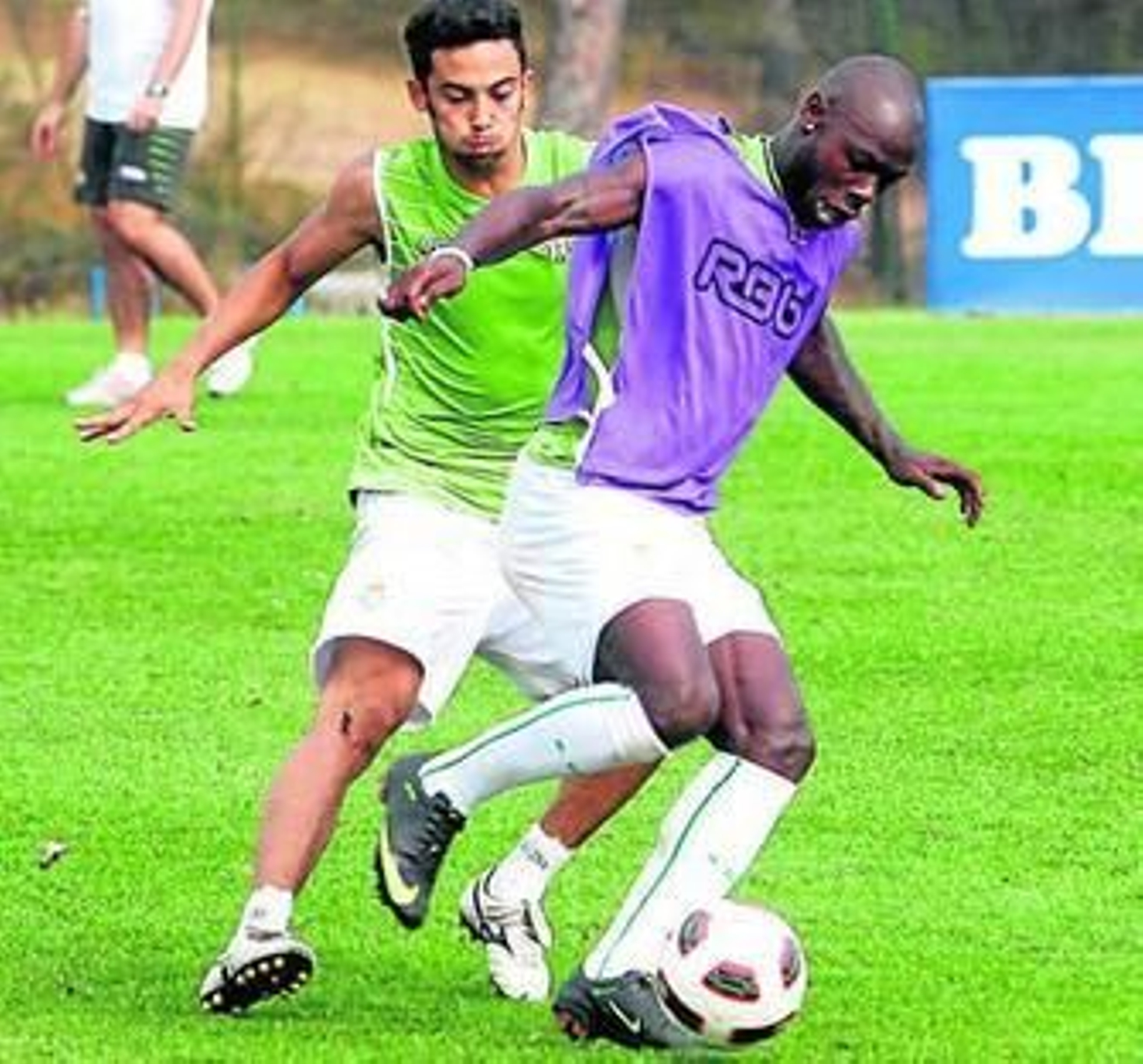 Emana controla el balón ante la presión de Iriney.