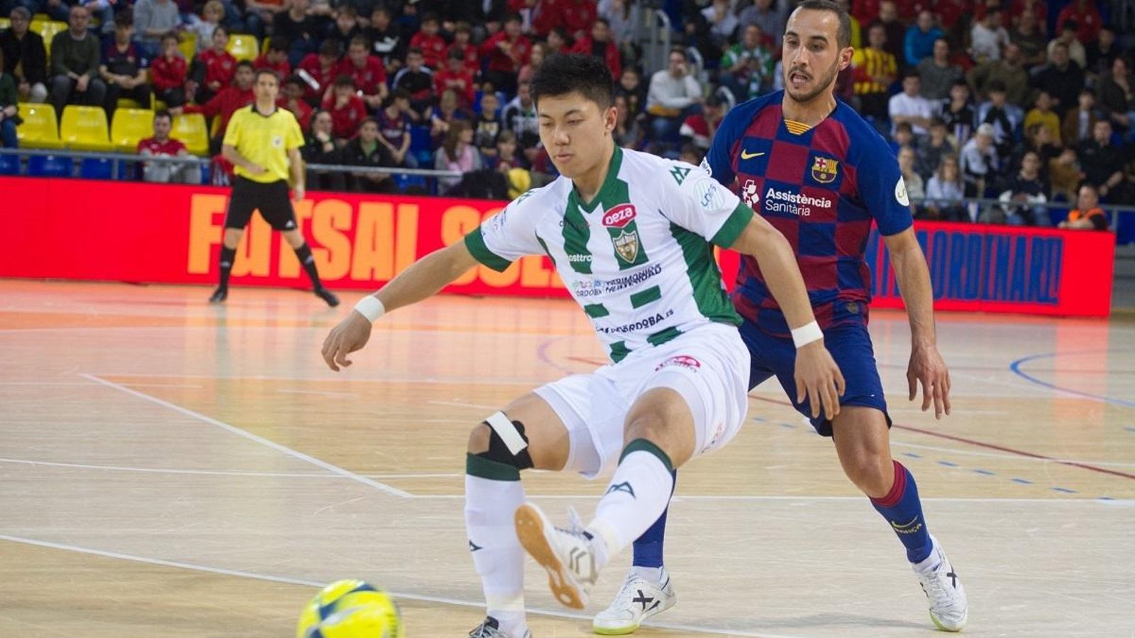 Shimizu protege el balón ante la presión de Boyis.
