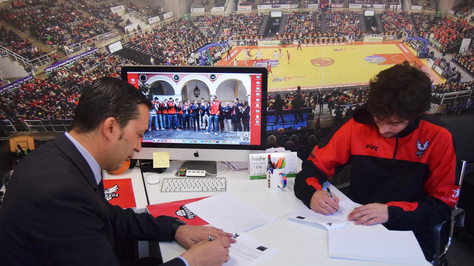 Josep Pérez en el momento de firmar su renovación