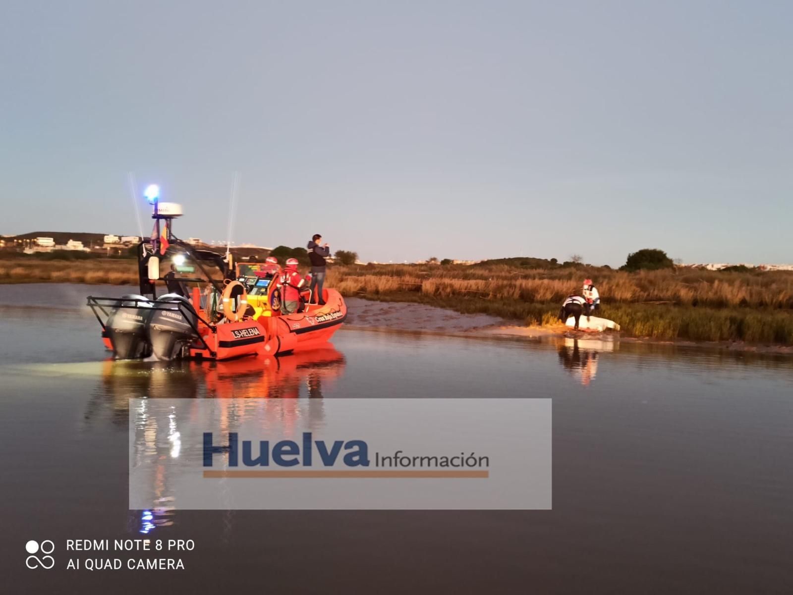 La embarcación LS-Helena se aproxima a la orilla para subir el cadáver a bordo