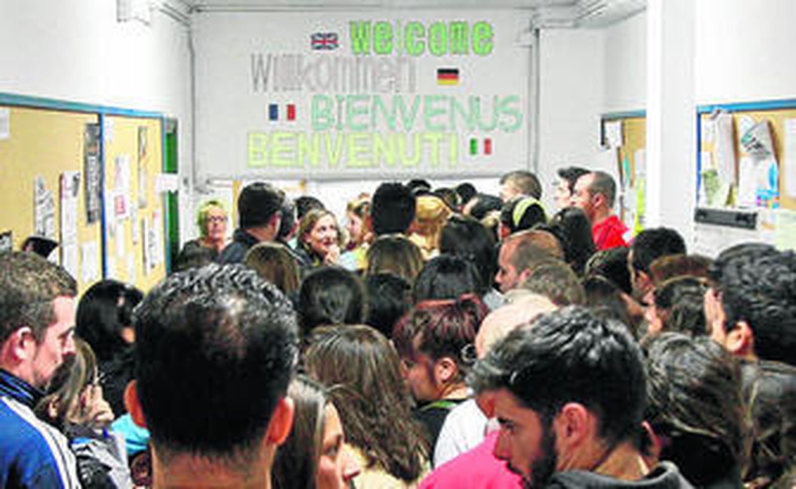 El pasado año se formaron largas colas en la Escuela Oficial de Idiomas durante el período de preinscripción.