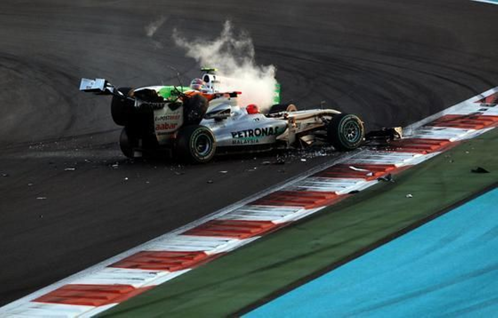 El Force India de Liuzzi impacta contra el Mercedes de Schumacher en Abu Dhabi.

Foto: AFP Photo