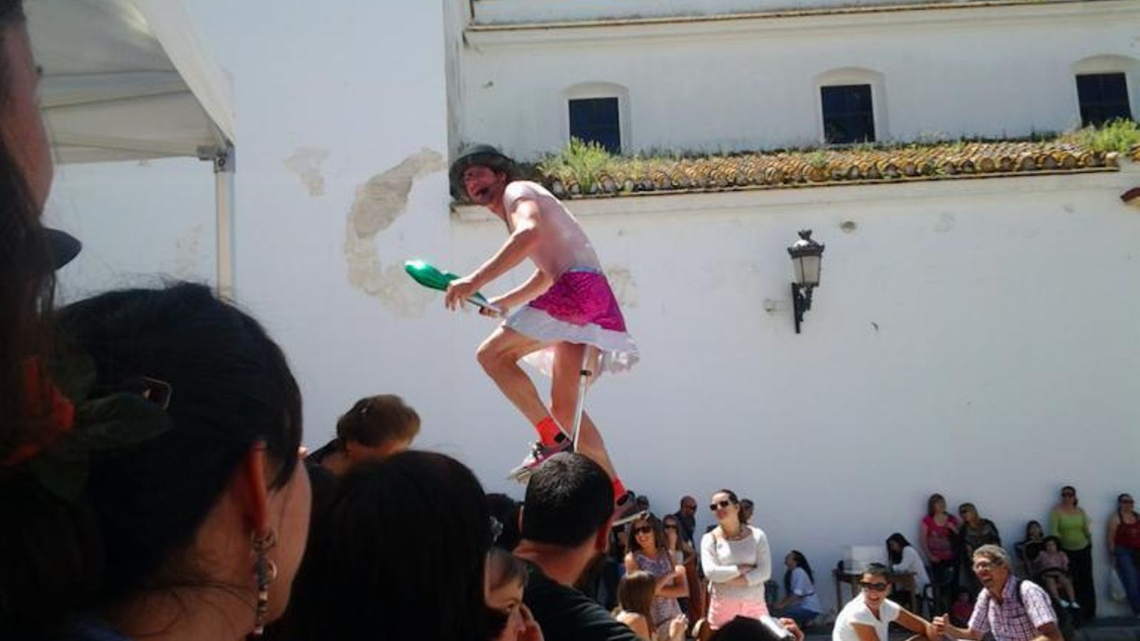 El artista callejero Máximo Óptimo durante una de sus actuaciones en ediciones anteriores de Trebufestival.