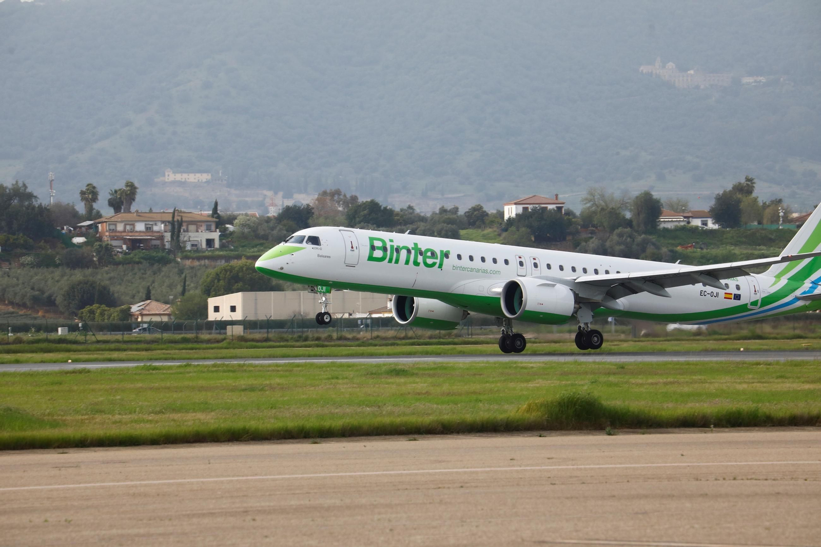 El aeropuerto de Córdoba recibe el primer vuelo de Binter desde Canarias, en imágenes