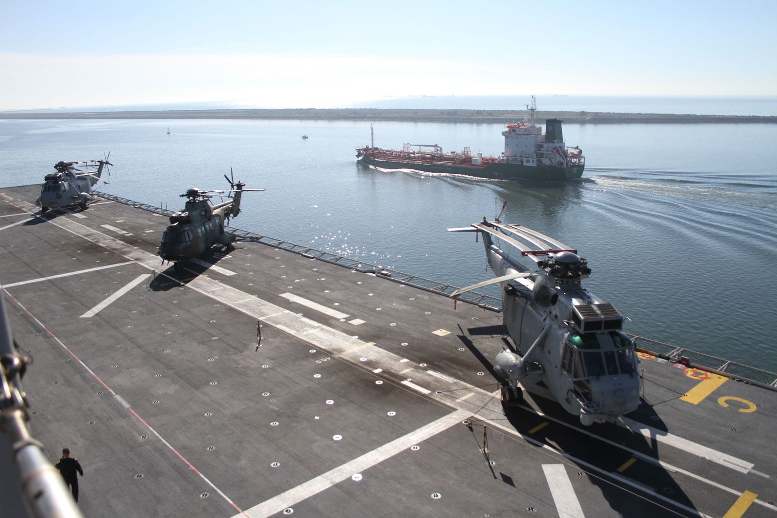 Imágenes de las primeras horas del portaaviones "Juan Carlos I" en el puerto de Huelva, durante su visita este fin de semana