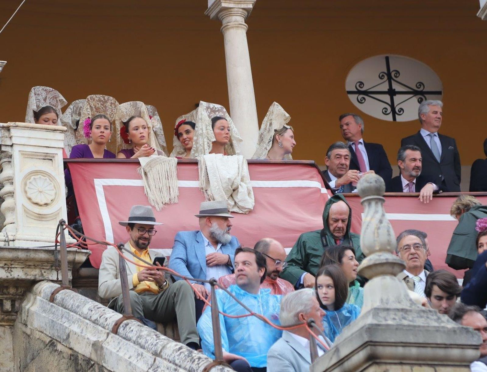 Famosos y autoridades en la Maestranza el martes de Feria de Abril