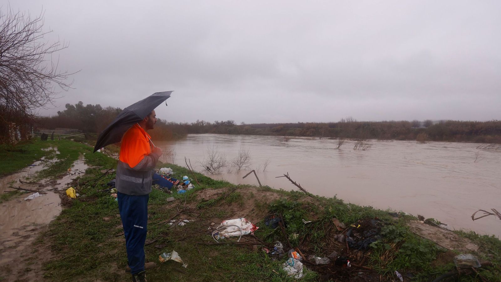 Alberto observa el río.
