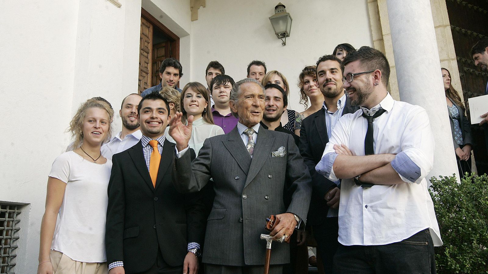 Antonio Gala, en el centro, junto a de una de las promociones de su Fundación.