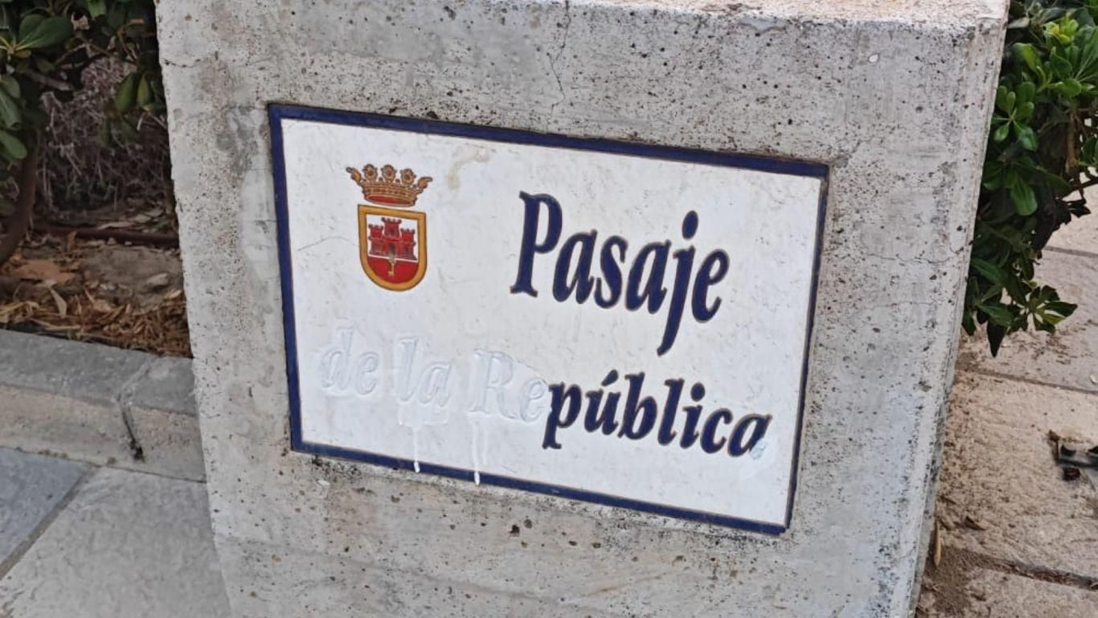 La placa del Pasaje de la República vandalizada en Torreguadiaro (San Roque).