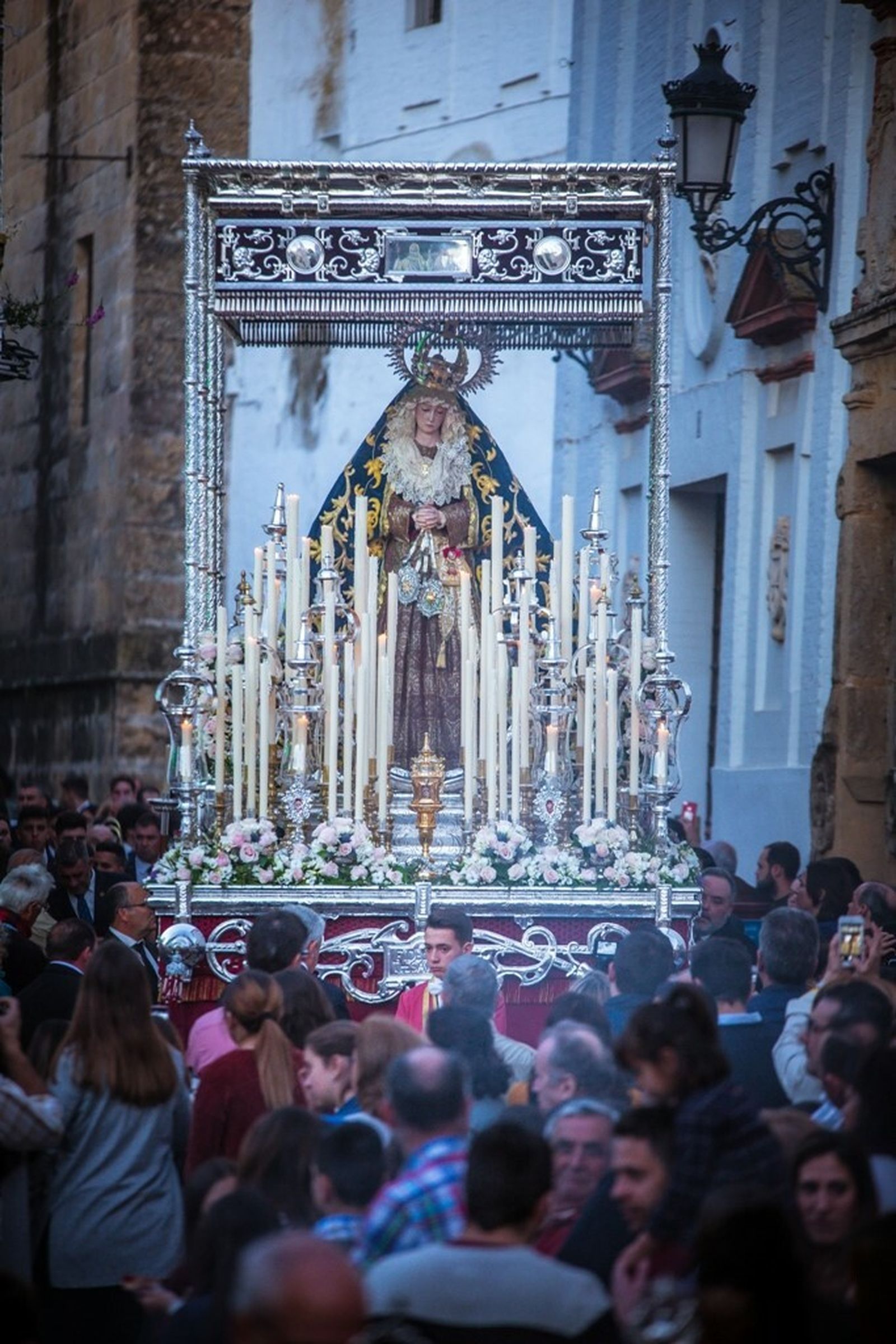 El palio de la Virgen de los Dolores se inspira en los modelos antiguos.