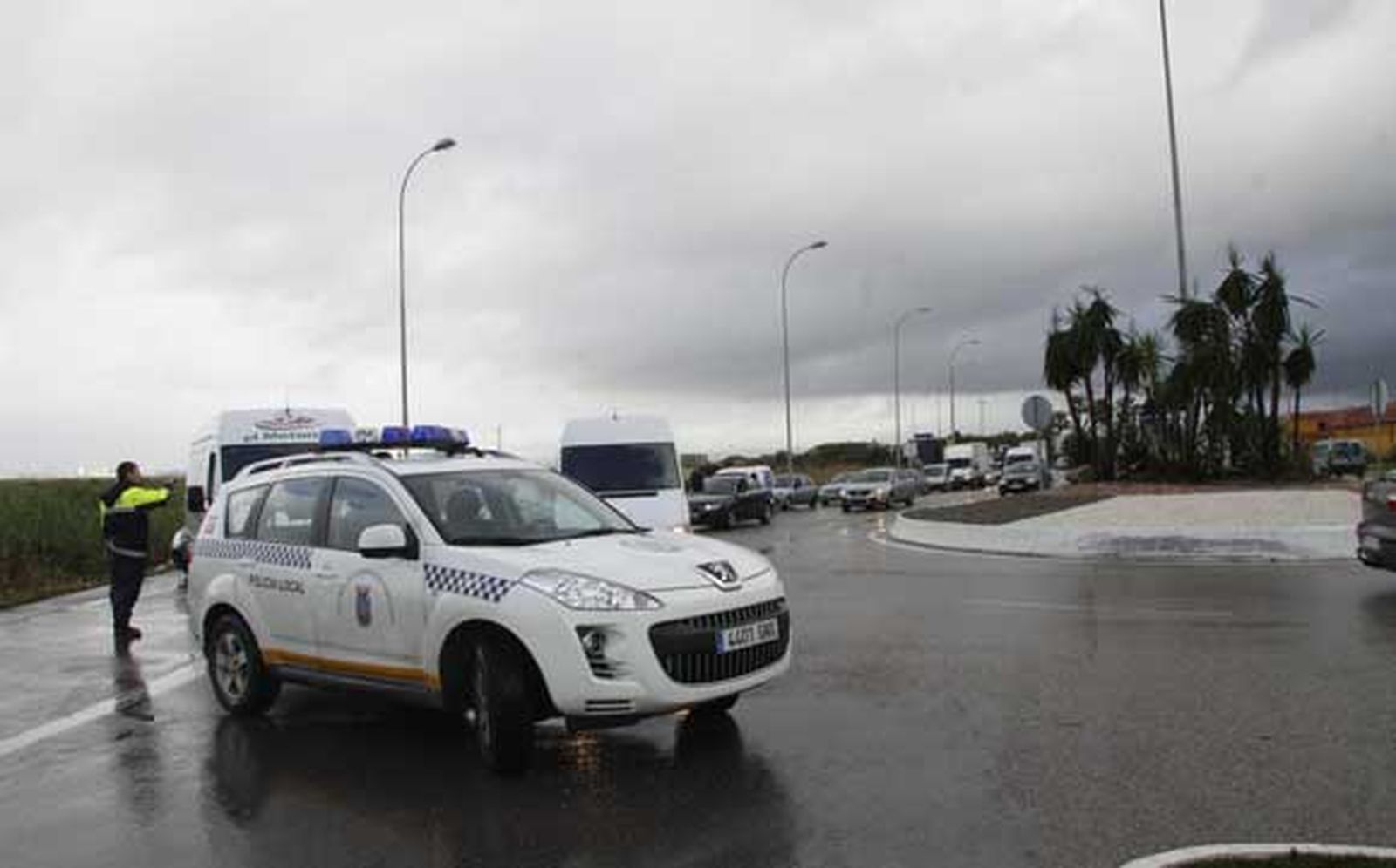 Chiclana se lleva la peor parte de las intensas lluvias que afectan a la provincia, provocando cortes de carreteras, desalojos de casas y crecidas de los ríos

Foto: Sonia Ramos/A.Mora/Rioja