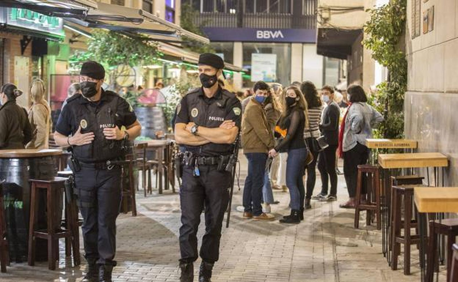 La UGR pide colaboración a la Policía Local para identificar y sancionar a los universitarios que participen en botellones