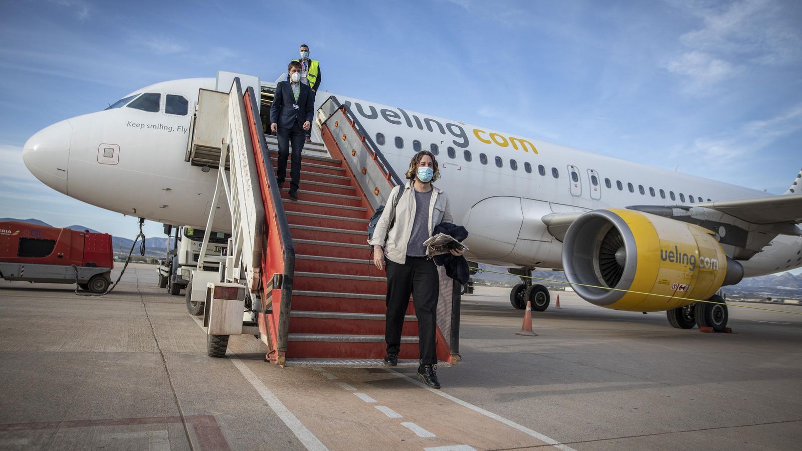Pasajeros bajando de un avión de Vueling.