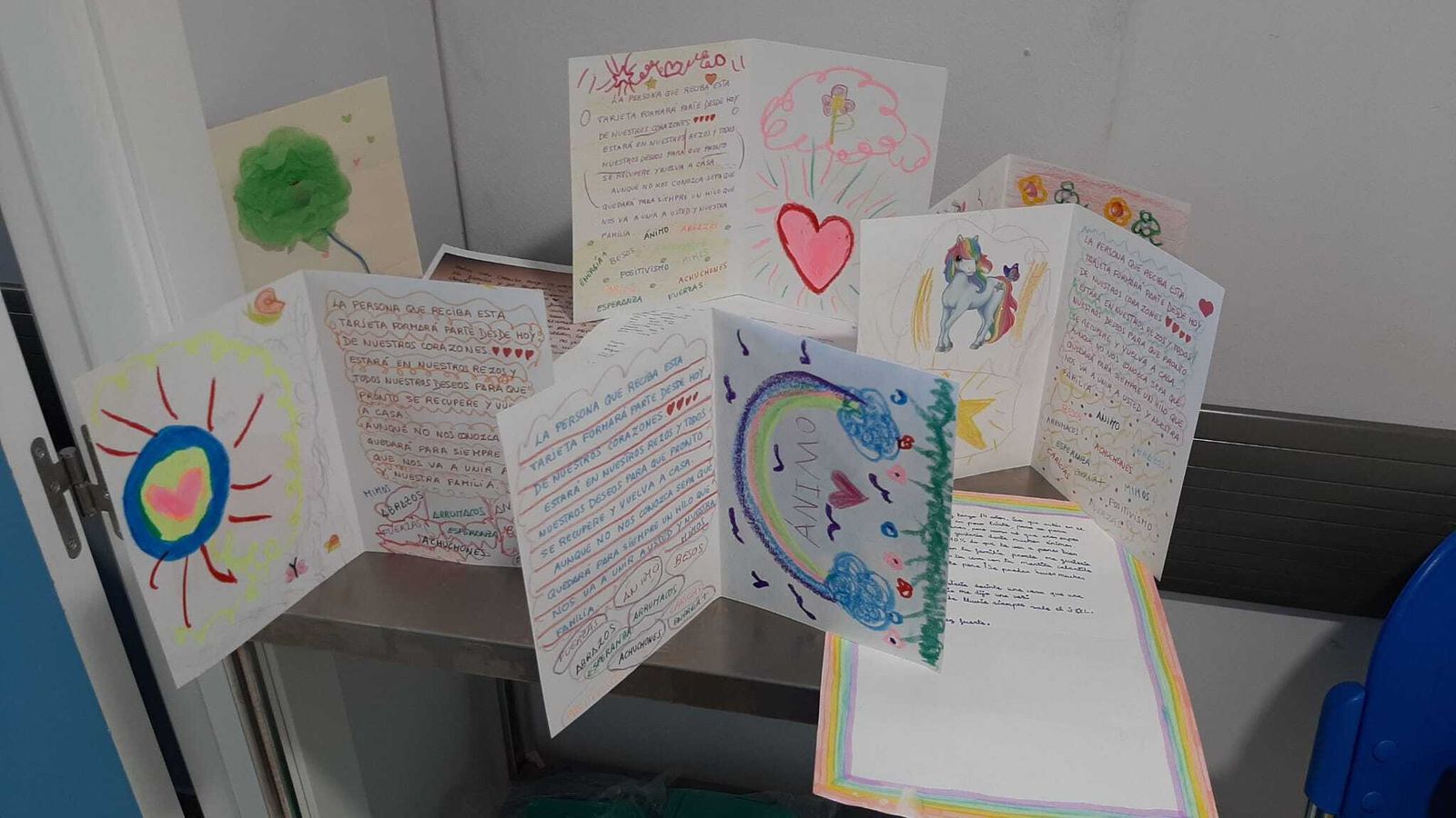 Coronavirus en Cádiz: Las imágenes de los dibujos que se han colocado en los hospitales Puerta del Mar y de Puerto Real