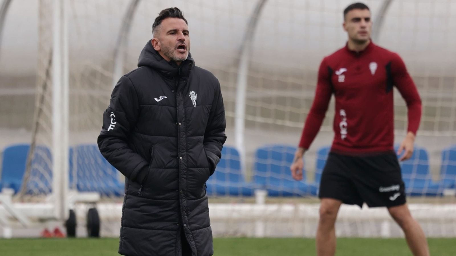 El técnico ovetense dirige una de las sesiones de entrenamiento de los andaluces.