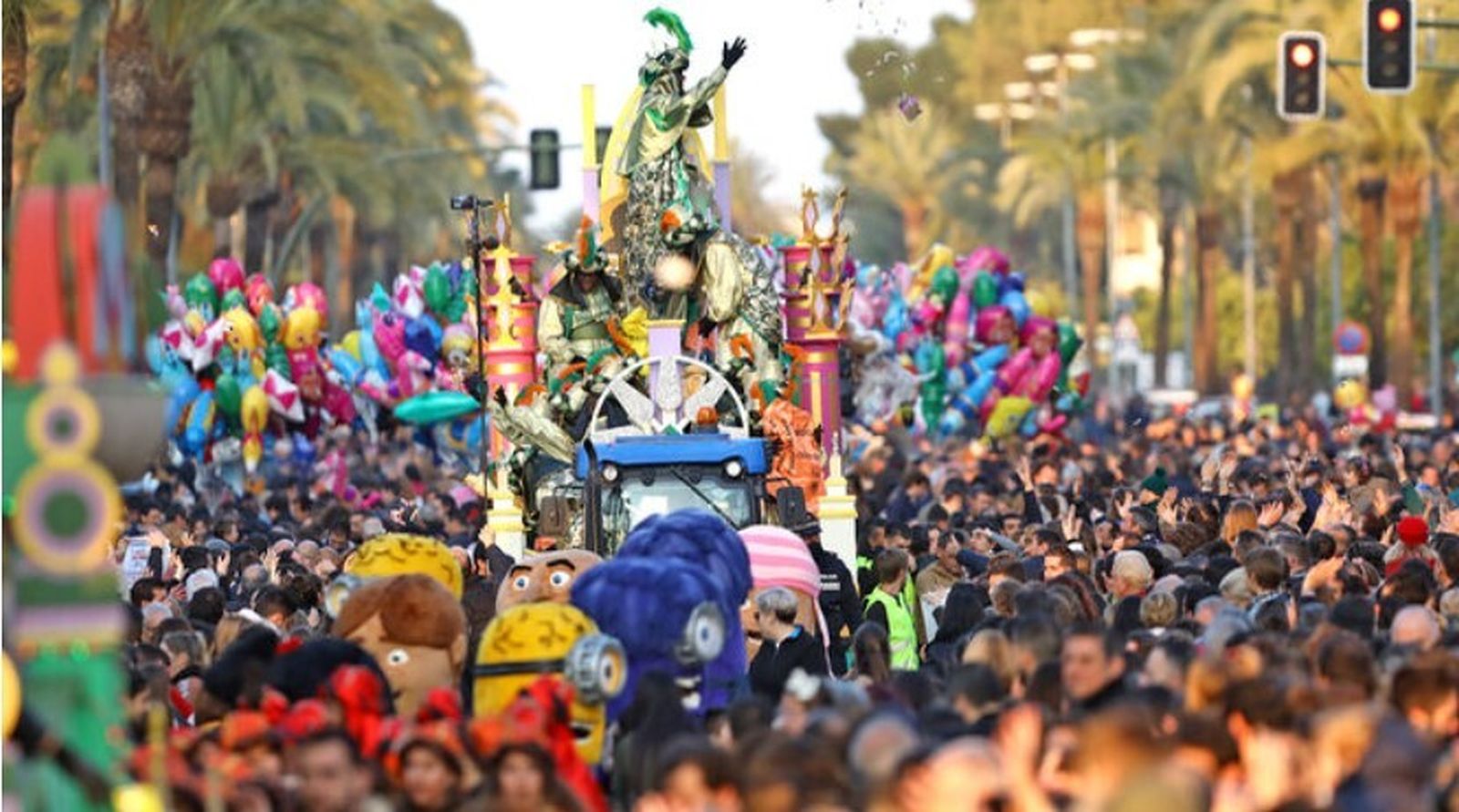 Imagen de una Cabalgata de Reyes en Jerez a su paso por la avenida.