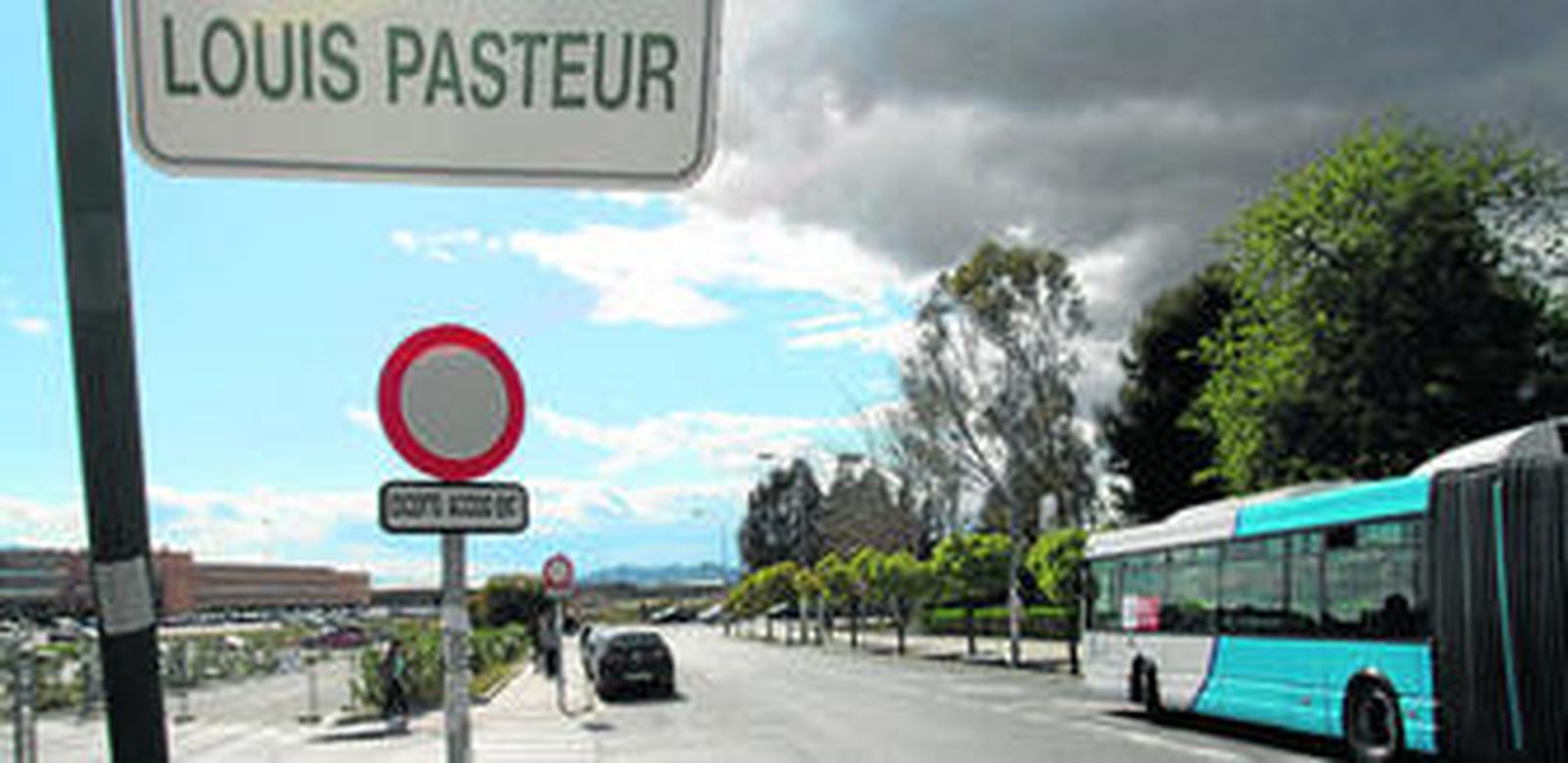 Un autobús de la EMT, esta semana, en la primera parada del bulevar Louis Pasteur.