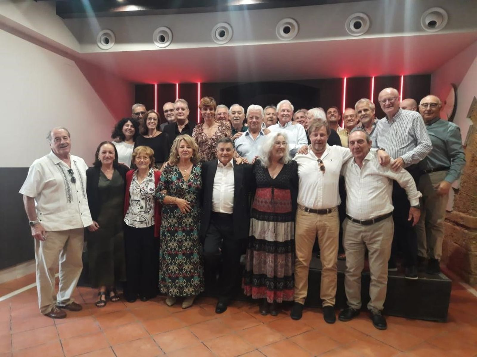El homenajeado Ricardo Sexto con Justo Estévez, Luciano Nogales, Ignacio García-Agulló, Pepe Vázquez, Antonio Saenz, Juan Lamet, Pepe Bote, entre otros, durante la comida celebrada en el Baluarte de los Mártires con motivo de su reciente jubilación.