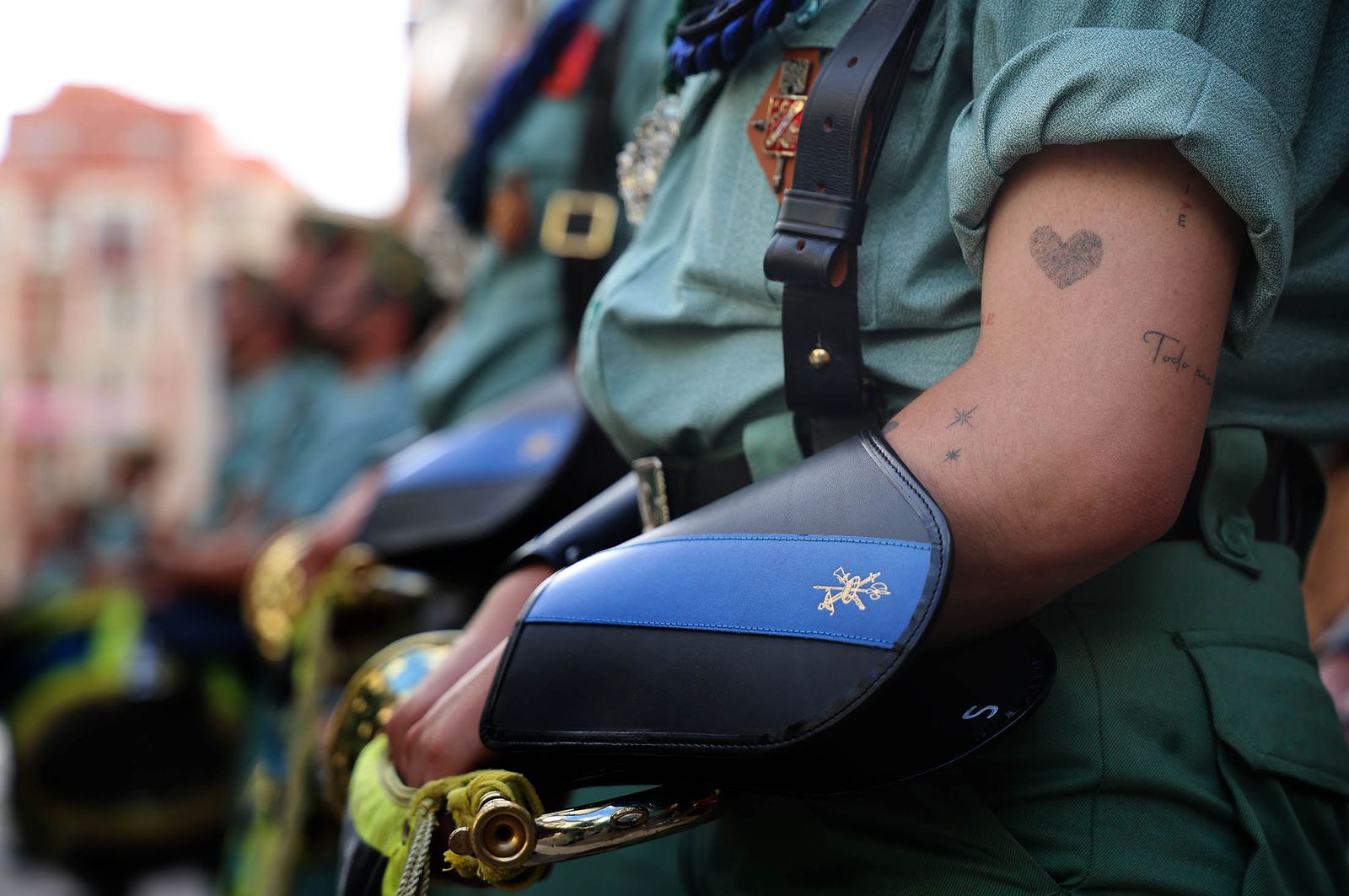 Sábado de Pasión: Imágenes de la procesión del Cristo de la Vera+Cruz portado por el Grupo de Caballería Ligero Acorazado 'Reyes Católicos' II de la Legión de Ronda