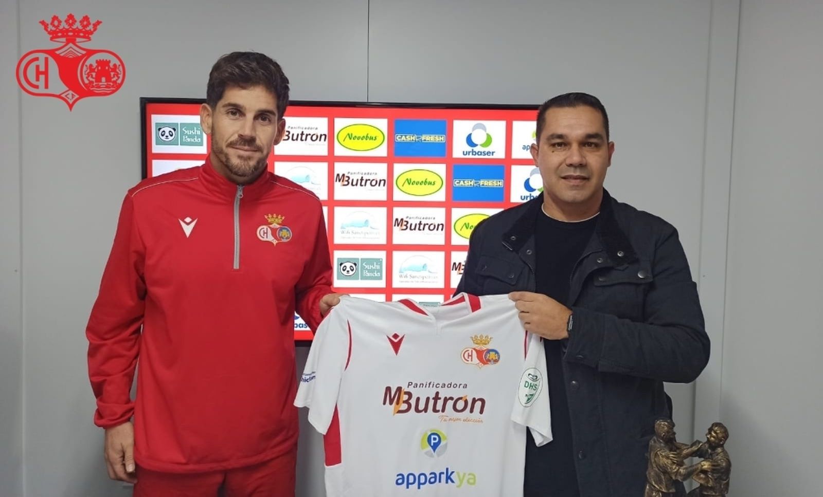 Manzano (i), en la puesta de largo en su vuelta al club, tendrá otra vez minutos.