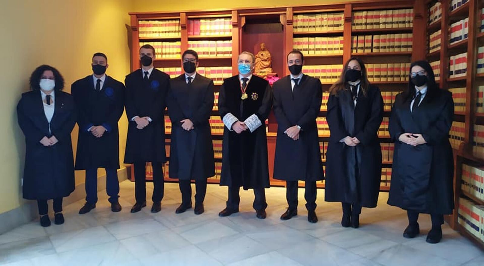 El decano Federico Fernández con los siete nuevos abogados