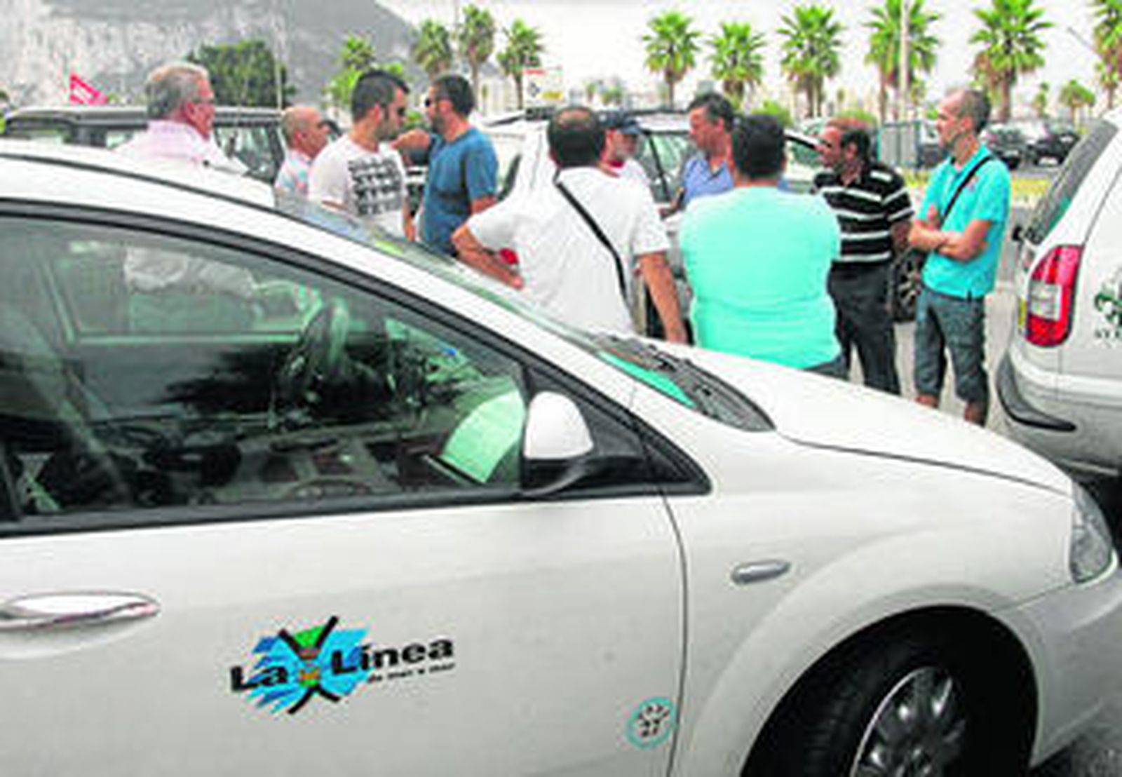 Imagen de los taxistas, durante la concentración de protesta que tuvo lugar ayer.