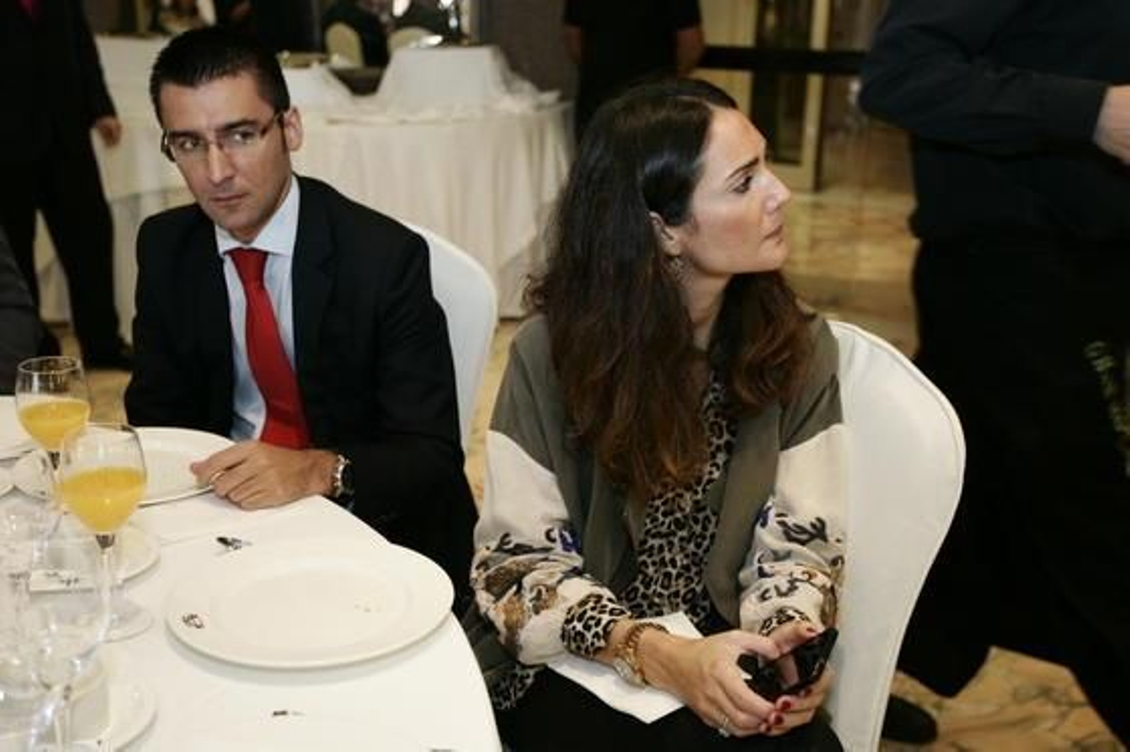 Pablo Centeno Muñoz, director de zona en Almería del Banco  de Santander, junto a Marian López, responsable de marketing y protocolo de Grupo Joly

Foto: Rafael G. / Javier Alonso