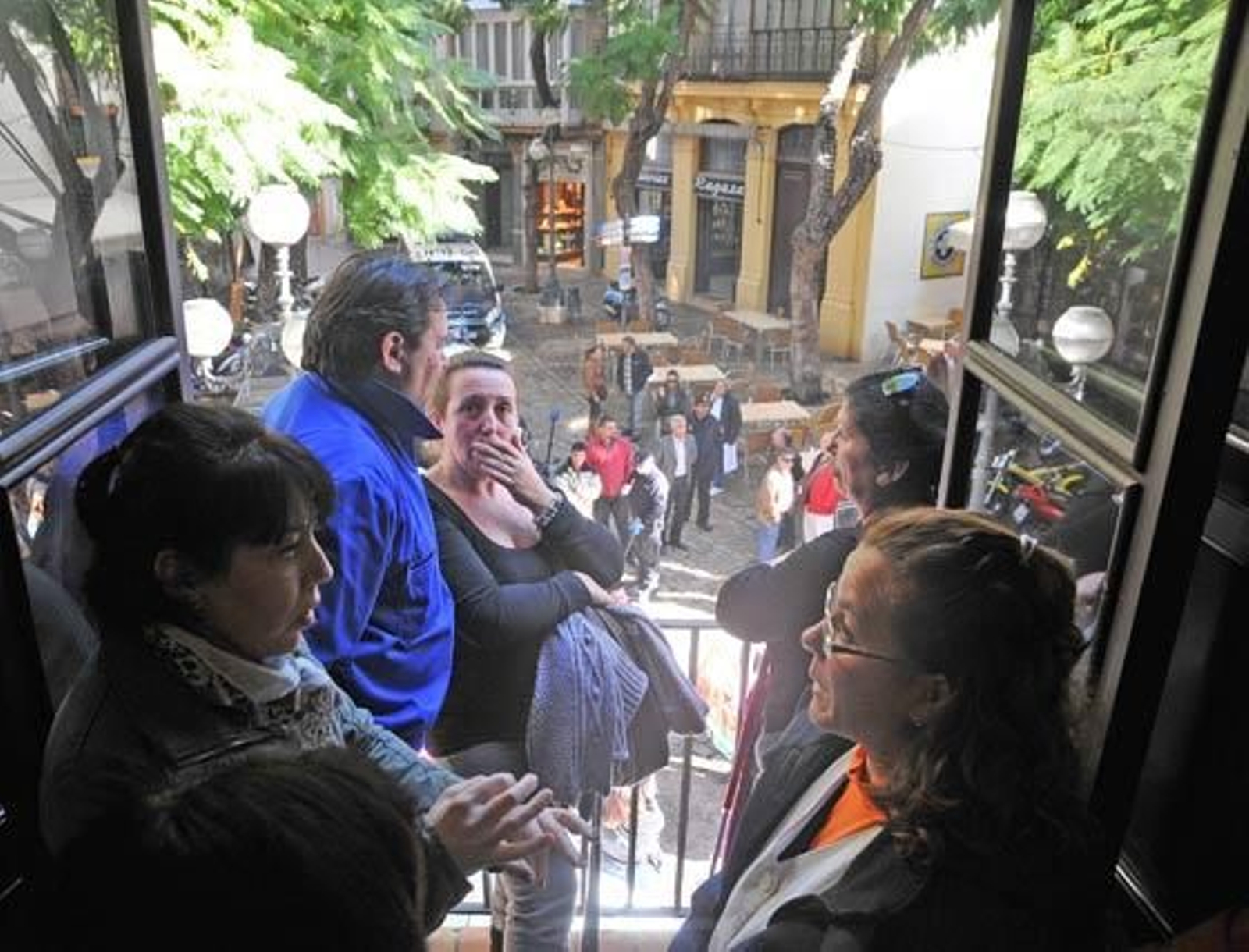 La Policía Local frena el intento de las trabajadoras de Acasa y Limasa de tomar el Consistorio si bien lograron ocupar la sede del grupo municipal del PSOE más tarde

Foto: Manuel Aranda