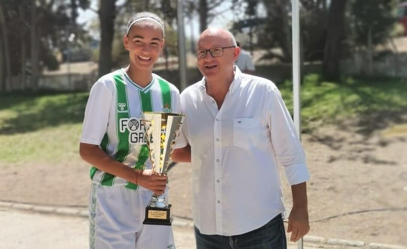 La futbolista Andrea Caro, con el concejal de Deportes.