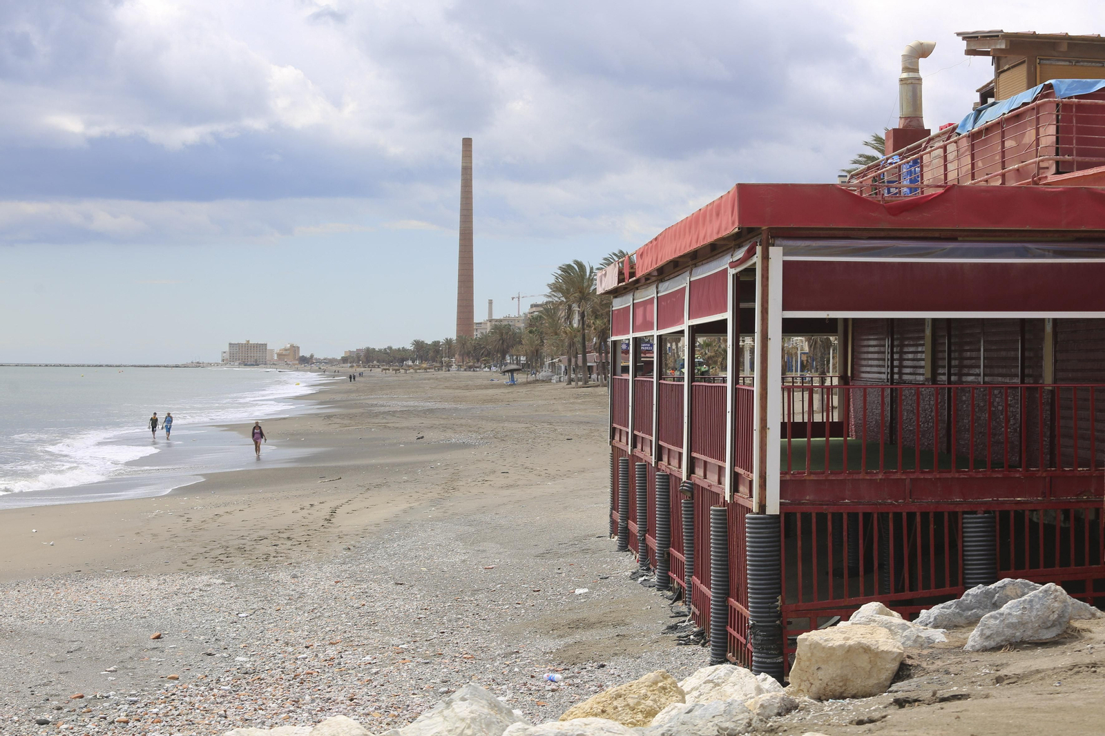 Las fotos de los trabajos en los paseos marítimos y chiringuitos de Málaga para paliar los efectos del temporal