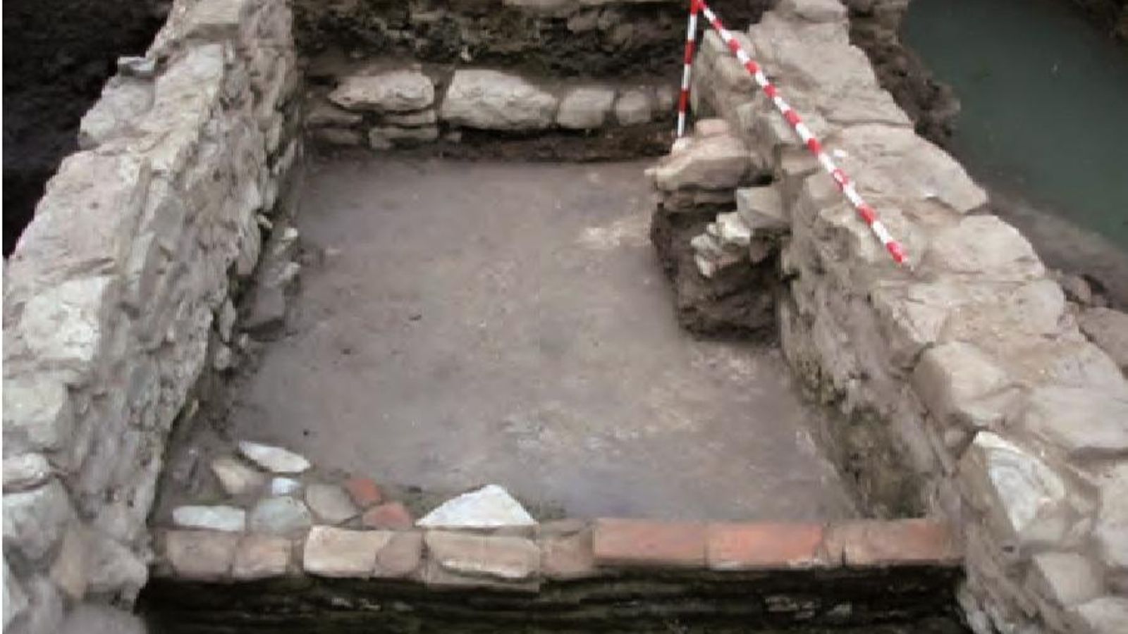 Letrina de la casa excavada en la calle Las Huertas. Véase la atarjea de vertido al pozo negro situado en la calle cercana.